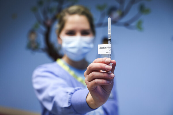 Δύο νοσοκόμες έβγαλαν 1,5 εκατ. δολάρια πουλώντας πλαστά πιστοποιητικά εμβολιασμού στη Νέα Υόρκη 