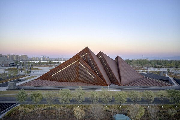 Ένα νέο μουσείο με έμπνευση από τις πυραμίδες γίνεται δυναμικός δημόσιος προορισμός