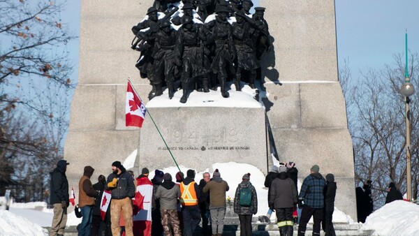 Καναδάς: Διαδηλωτές στην Οτάβα ούρησαν σε μνημείο πολέμου- Έρευνα από τις αρχές 