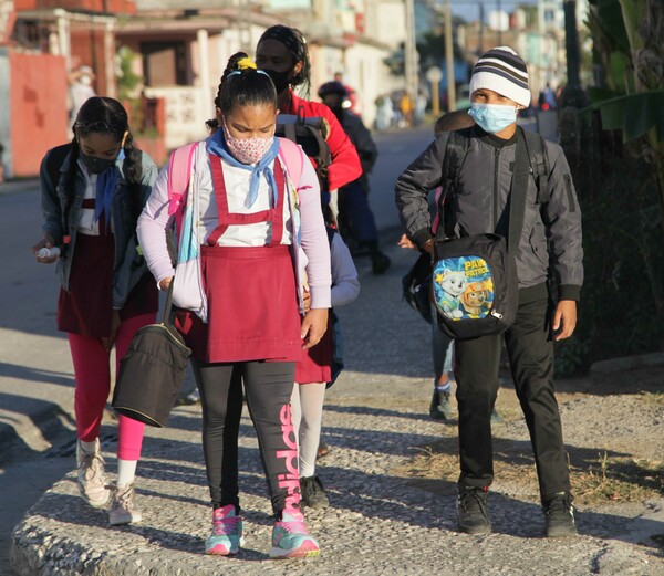 Cubans bundle up against cold as temperatures plunge, winds roar