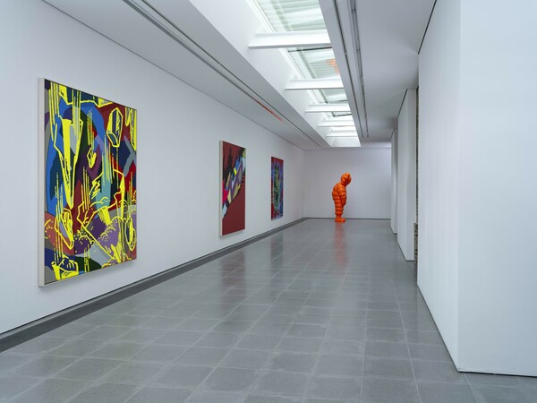 ΘΕΛΕΙ ΦΩΤΟ Η «Νέα Μυθοπλασία» του KAWS για πρώτη φορά στο Λονδίνο με ένα παιχνίδι μέσα στη γκαλερί Serpentine