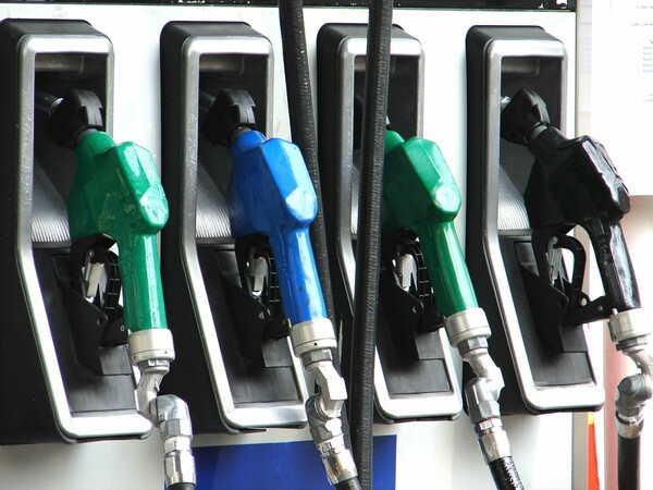 Στα «ύψη» βενζίνη: Η αμόλυβδη θα αγγίξει τα 2 ευρώ στα μεγάλα αστικά κέντρα - Στα 2,20 ευρώ ήδη στα νησιά