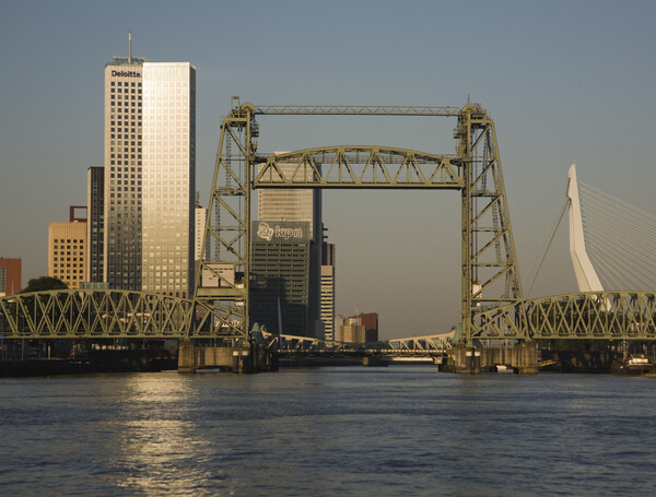 H Ολλανδία αποσυναρμολογεί ιστορική γέφυρα για να περάσει το σούπερ γιοτ του Μπέζος