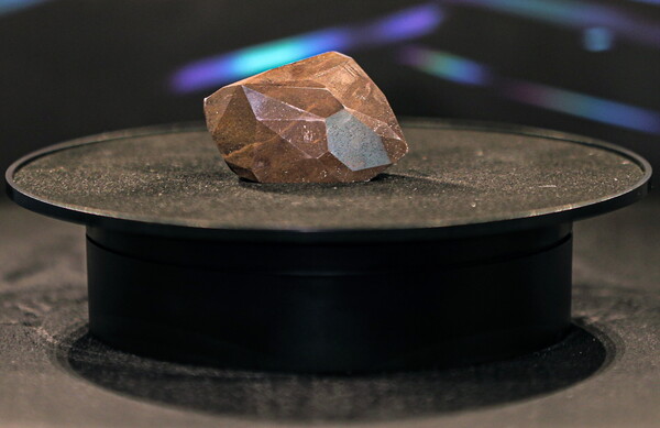 The Enigma: Σε δημοπρασία μυστηριώδες διαμάντι από το διάστημα 