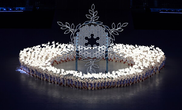 Η Φλόγα άναψε στην Φωλιά του Πουλιού: Η τελετή έναρξης των Χειμερινών Ολυμπιακών Αγώνων