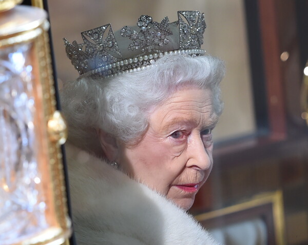 Η βασίλισσα Ελισάβετ γιορτάζει σιωπηλά τα 70 χρόνια στον βρετανικό θρόνο