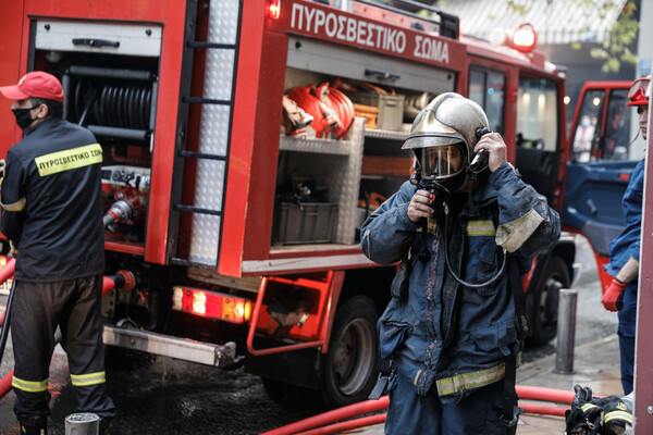 Φωτιά σε κατάστημα στον Πειραιά: Πληροφορίες για έναν σοβαρά τραυματία