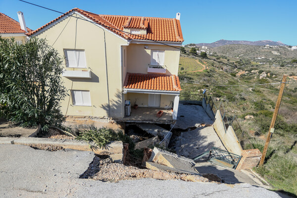 Νέος Βουτζάς: Έκκληση από τους ιδιοκτήτες να σωθούν τα σπίτια μετά την καθίζηση του εδάφους