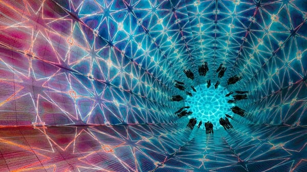 «Μέρος της ψευδαίσθησης»: Περπατώντας μέσα στο μεγαλύτερο καλειδοσκόπιο του κόσμου 