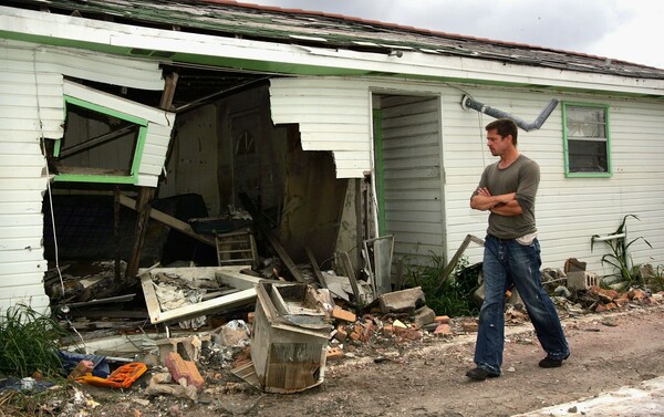 Τα σπίτια που έχτισε ο Μπραντ Πιτ σε πληγέντες του τυφώνα Κατρίνα καταρρέουν. Και τώρα κάνουν μήνυση.