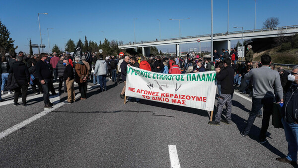 Συμβολικός αποκλεισμός της εθνικής οδού από τους αγρότες στο μπλόκο της Νίκαιας