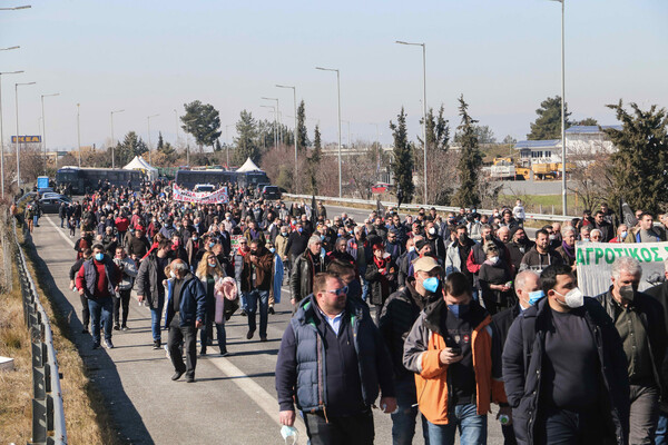 Συμβολικός αποκλεισμός της εθνικής οδού από τους αγρότες στο μπλόκο της Νίκαιας