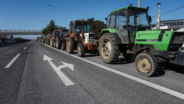 Συμβολικός αποκλεισμός της εθνικής οδού από τους αγρότες στο μπλόκο της Νίκαιας