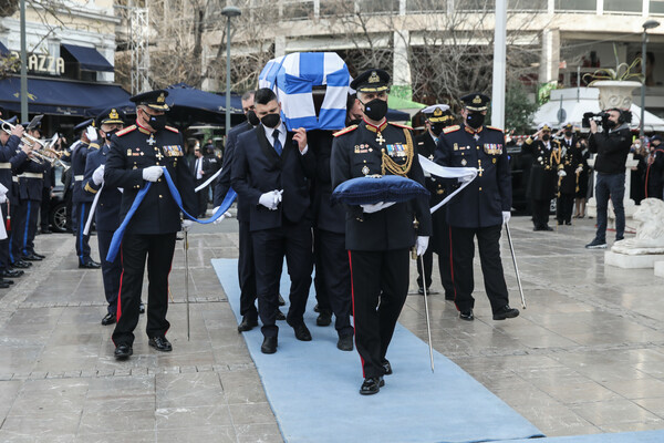 Στη Μητρόπολη Αθηνών η κηδεία του Χρήστου Σαρτζετάκη- Με τιμές αρχηγού κράτους