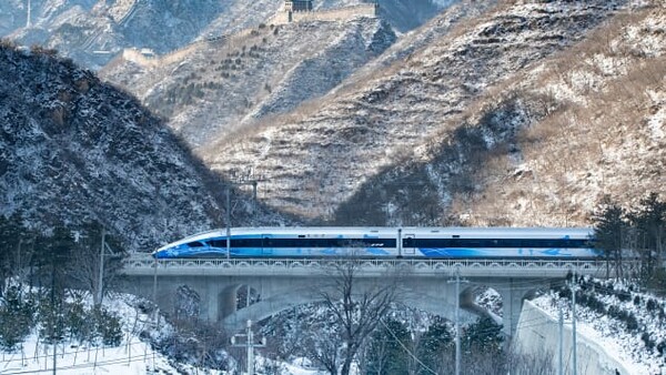 Το γρηγορότερο τρένο του κόσμου περνά 102 μέτρα κάτω από το Σινικό Τείχος - Οι δυσκολίες στην κατασκευή του