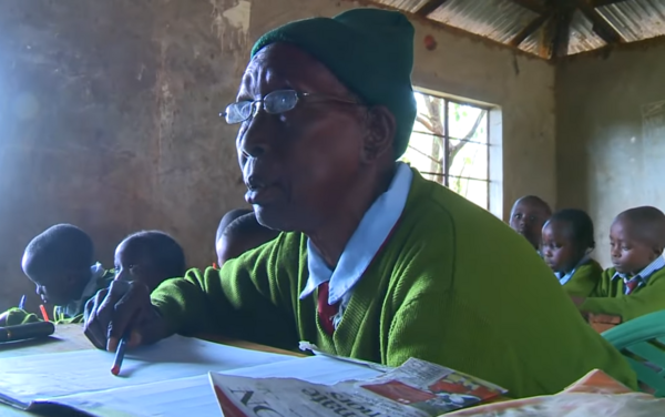 Κένυα: Μια 99χρονη στα θρανία, για να αποτελέσει καλό παράδειγμα για τα δισέγγονά της