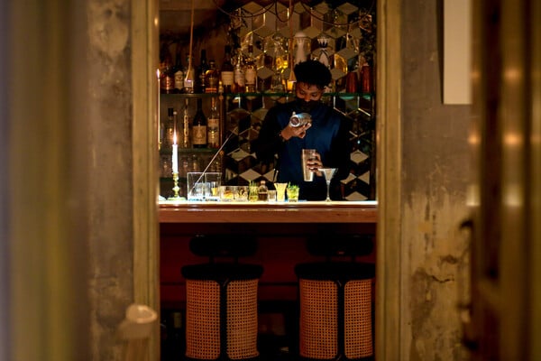 Η Αθήνα έχει πλέον ένα κομψό speakeasy μπαρ που χωράει μόνο μια παρέα
