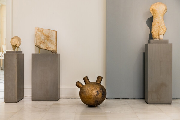 Τα μνημειώδη κεραμικά του Theaster Gates στο Μουσείο Μπενάκη