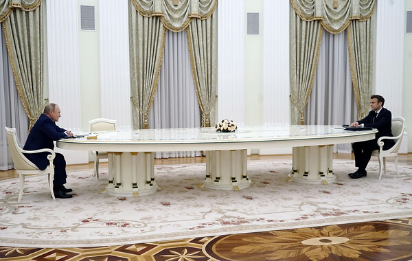 Μακρόν και Πούτιν κάθονται σε ένα τεράστιο τραπέζι