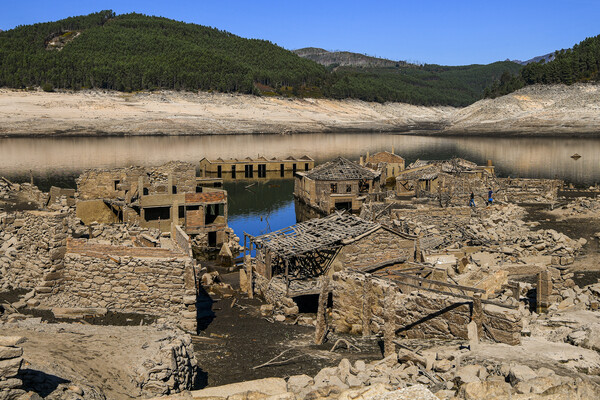Ισπανία: Χωριό-«φάντασμα» αναδύθηκε από την υποχώρηση της στάθμης τεχνητής λίμνης - Συγκλονιστικές εικόνες