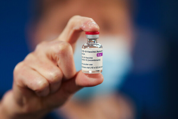 Πανδημία: Τα κέρδη για τη φαρμακοβιομηχανία από το εμβόλιο