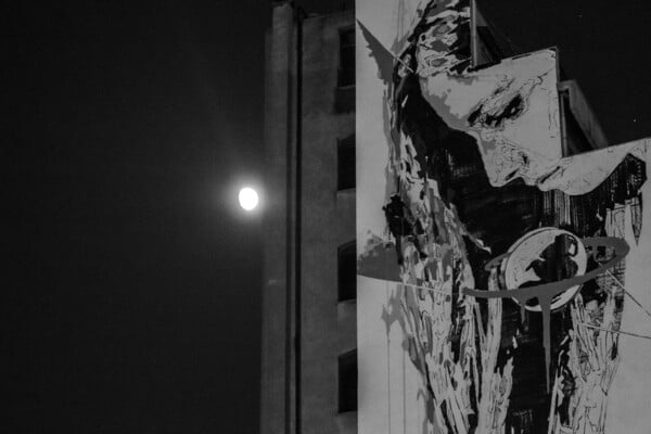Ο ΙΝΟ ζωγραφίζει στα κτίρια της Αθήνας κρεμασμένος με σχοινιά