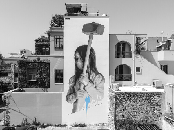 Ο ΙΝΟ ζωγραφίζει στα κτίρια της Αθήνας κρεμασμένος με σχοινιά 