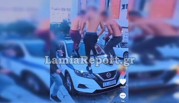 Λαμία: Νεαροί ανέβηκαν σε καπό περιπολικού και έβγαλαν βίντεο στο TikTok