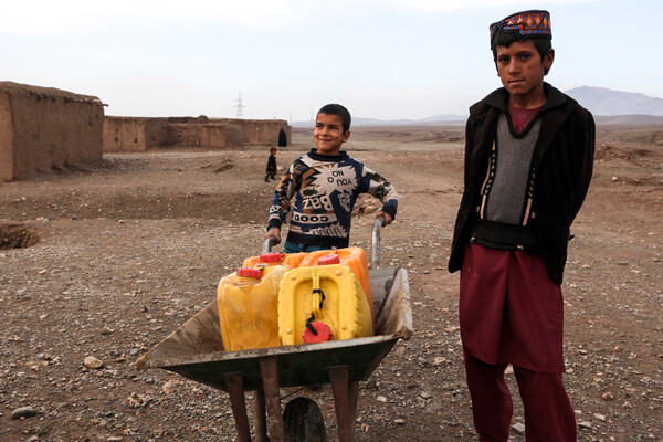 Αφγανιστάν: Μια στις πέντε οικογένειες στέλνει τα παιδιά της να εργαστούν καθώς ξέμενει από χρήματα