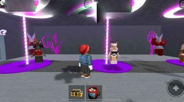 Roblox: Ένα παιδικό video game με σεξουαλικές σκηνές και ντυμένους ναζί