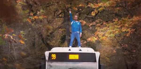 Ο Ιωάννης Μελισσανίδης χοροπηδά πάνω σε κινούμενο λεωφορείο του ΟΑΣΘ: «Γίνε champ, όχι τζάμπας» 