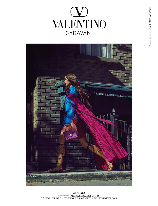 Η Zendaya κατακτά τα στούντιο της Warner Bros για τη νέα καμπάνια του οίκου Valentino
