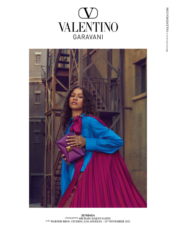 Η Zendaya κατακτά τα στούντιο της Warner Bros για τη νέα καμπάνια του οίκου Valentino