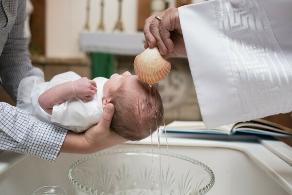 ΗΠΑ: Άκυρες χιλιάδες βαπτίσεις από την γκάφα ενός ιερέα- Έλεγε λάθος μια λέξη