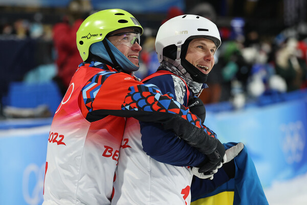 Χειμερινοί Ολυμπιακοί: Ρώσος και Ουκρανός αθλητής πανηγύρισαν τα μετάλλια με μια αγκαλιά