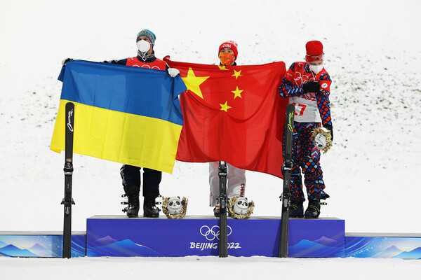 Χειμερινοί Ολυμπιακοί: Ρώσος και Ουκρανός αθλητής πανηγύρισαν τα μετάλλια με μια αγκαλιά