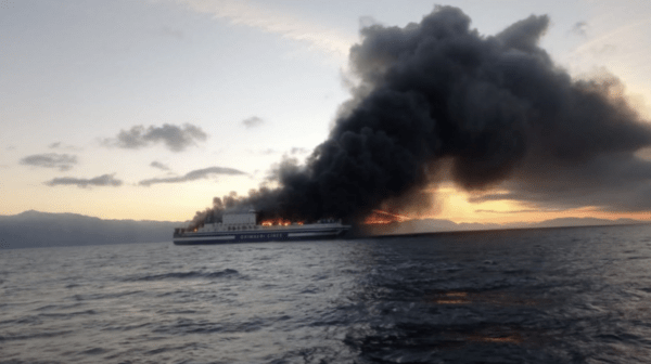 Πλοίο στις φλόγες: «Ακούγαμε εκρήξεις» - Μαρτυρίες επιβατών