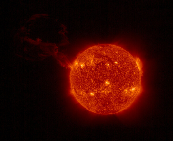 Γιγάντια έκρηξη στον Ήλιο μήκους εκατομμυρίων χιλιομέτρων “είδε” το σκάφος Solar Orbiter της ESA/NASA 