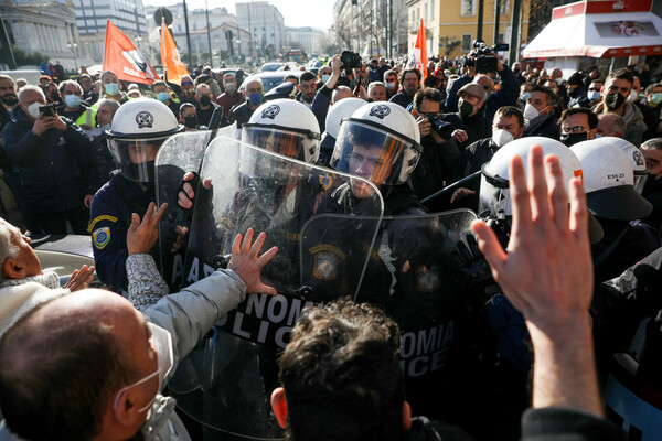 Ένταση σε συγκέντρωση υγειονομικών στο κέντρο της Αθήνας