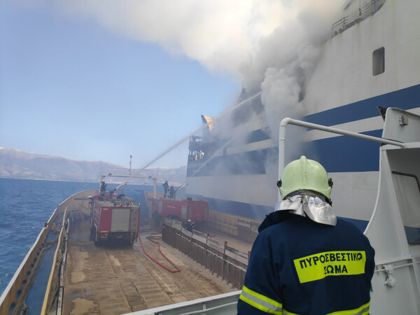 Euroferry Olympia: Συνεχίζονται οι έρευνες για τον εντοπισμό των 12 αγνοουμένων στο φλεγόμενο πλοίο