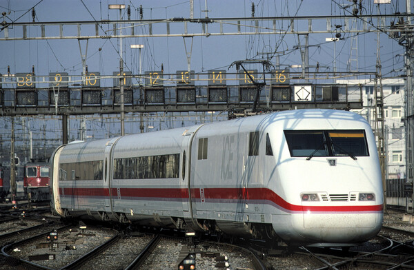 Investigate Europe: Η ΤΡΑΙΝΟΣΕ φέρνει στην Ελλάδα τρένα που καταργήθηκαν στην Ελβετία