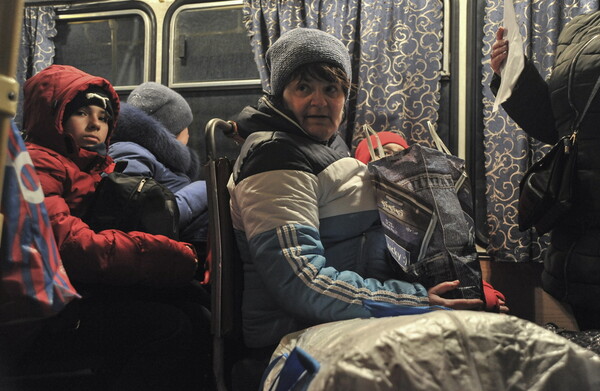 Δραματικές εικόνες από Ντονέτσκ και Λουγκάνσκ: Αποχωρούν χιλιάδες άμαχοι, αφήνοντας πίσω οικογένειες και βιος 