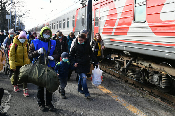 Δραματικές εικόνες από Ντονέτσκ και Λουγκάνσκ: Αποχωρούν χιλιάδες άμαχοι, αφήνοντας πίσω οικογένειες και βιος 