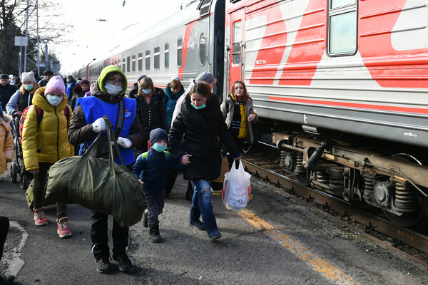 Δραματικές εικόνες από Ντονέτσκ και Λουγκάνσκ: Αποχωρούν χιλιάδες άμαχοι, αφήνοντας πίσω οικογένειες και βιος