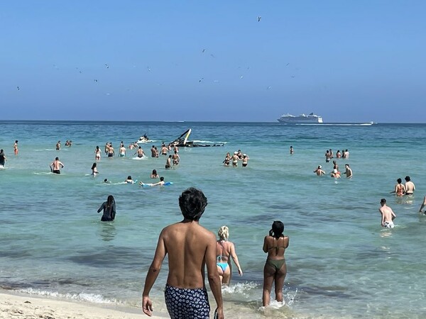 Μαϊάμι: Ελικόπτερο πέφτει σε παραλία, λίγα μέτρα από τους λουόμενους - Βίντεο ντοκουμέντο