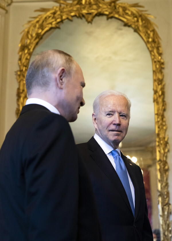 Ουκρανική κρίση: Μπάιντεν και Πούτιν δέχθηκαν την πρόταση Μακρόν για σύνοδο κορυφής