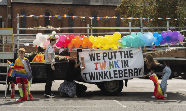 Twinkleberry: Η αληθινή ιστορία «του πιο γκέι» σχολικού reunion μιας τάξης με 30 queer μαθητές