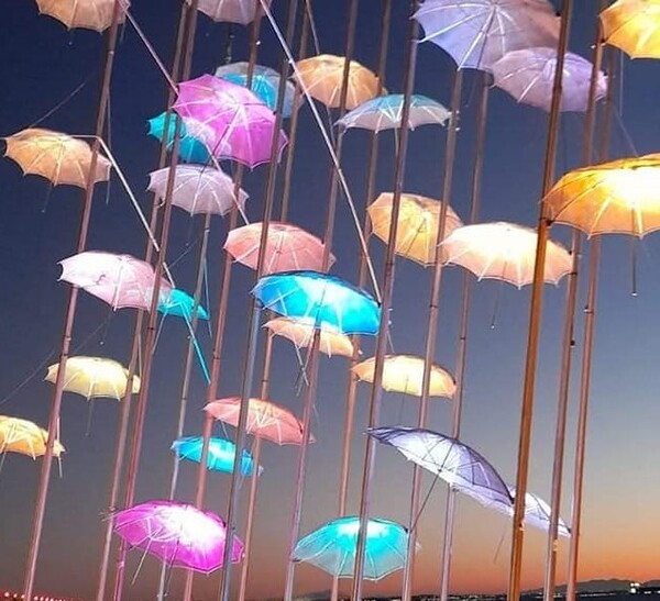 Θεσσαλονίκη: Αντιδράσεις για τις «χρωματιστές ομπρέλες» του Ζογγολόπουλου