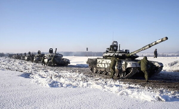 ΝΑΤΟ: Η Ρωσία ετοιμάζει πρόσχημα για να εισβάλει στην Ουκρανία 