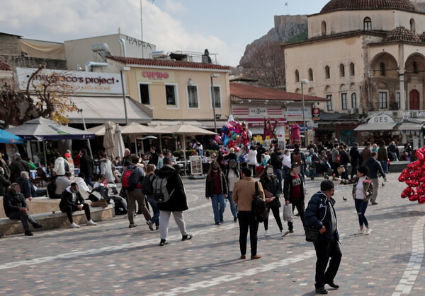 Κόσμος στο Μοναστηράκι